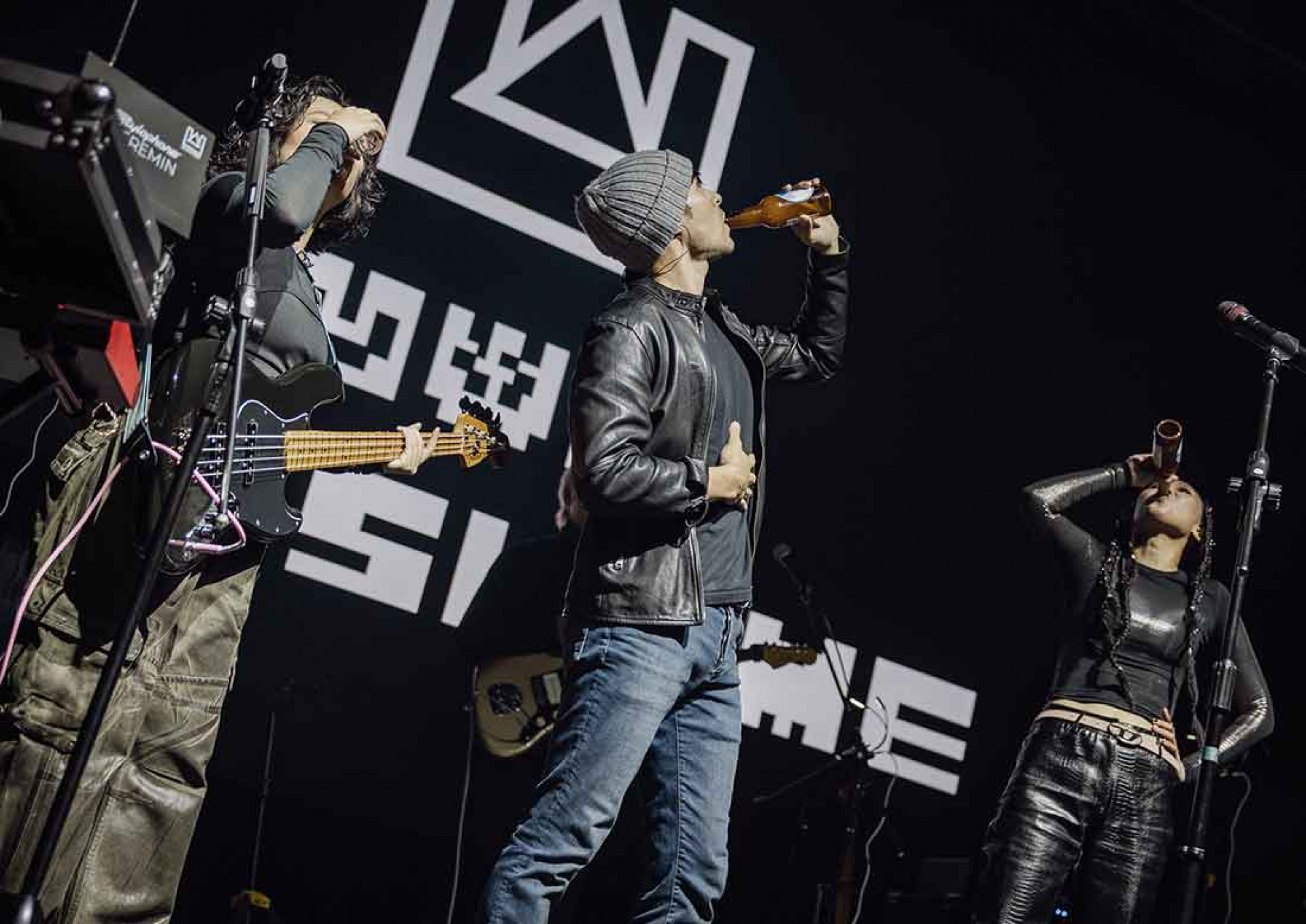 鳳小岳現場乾杯凹與山聯名啤酒