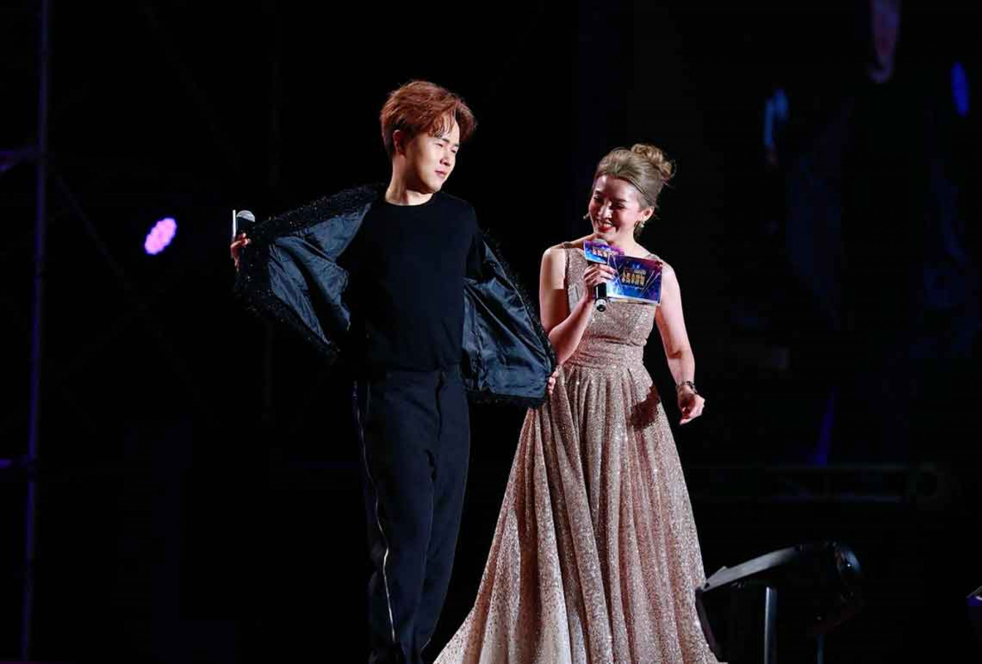 跨年舞台主持擔當!陳孟賢(左)自稱黑馬要與金馬代表江泳錡(右)比拼,希望2026年為西螺及大眾爭取好彩頭(全球巨星有限公司提供)