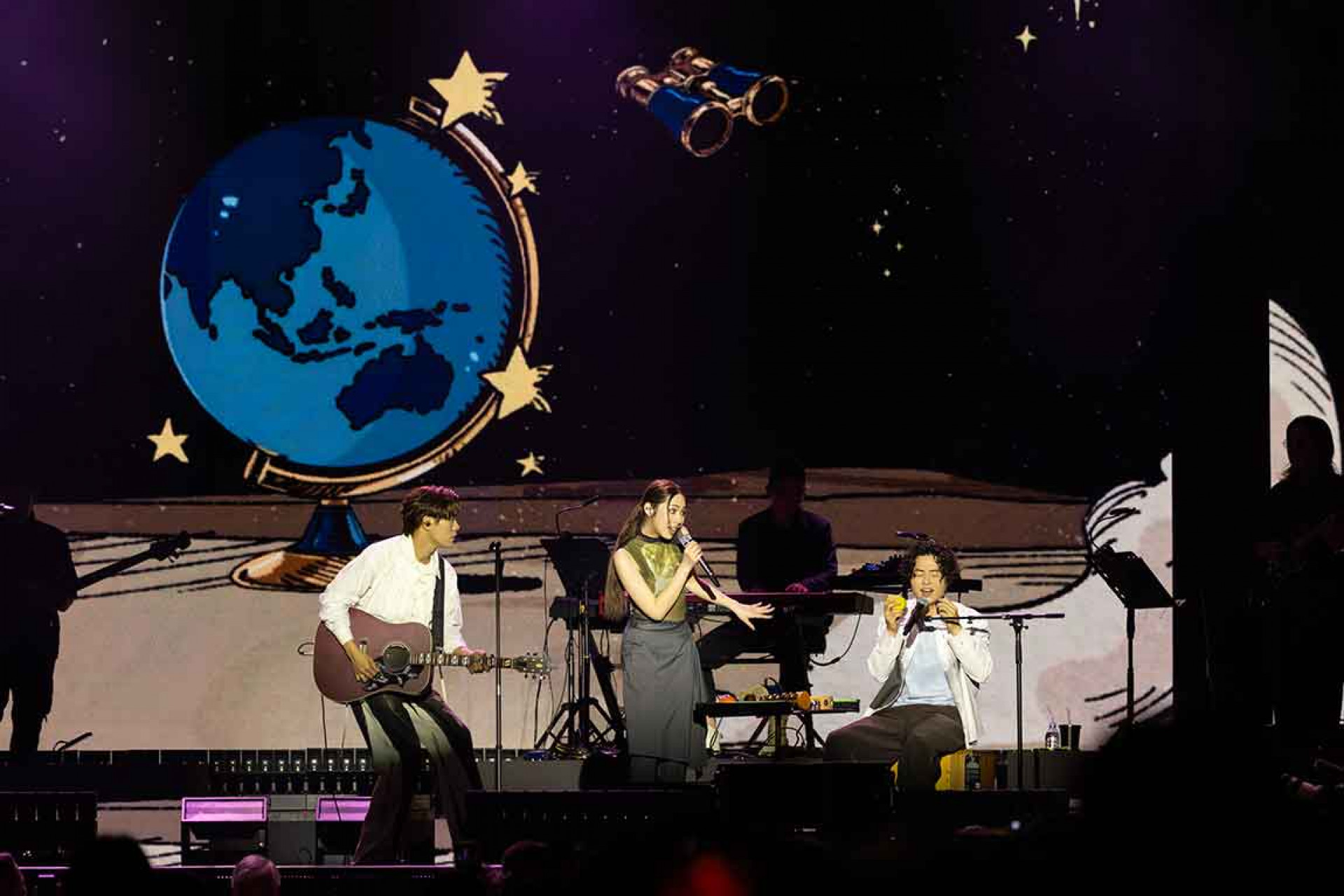 告五人新加坡首場音響出意外,展大將之風臨危不亂,幽默自嘲「發揮畢生主持功力」。(相信音樂提供)