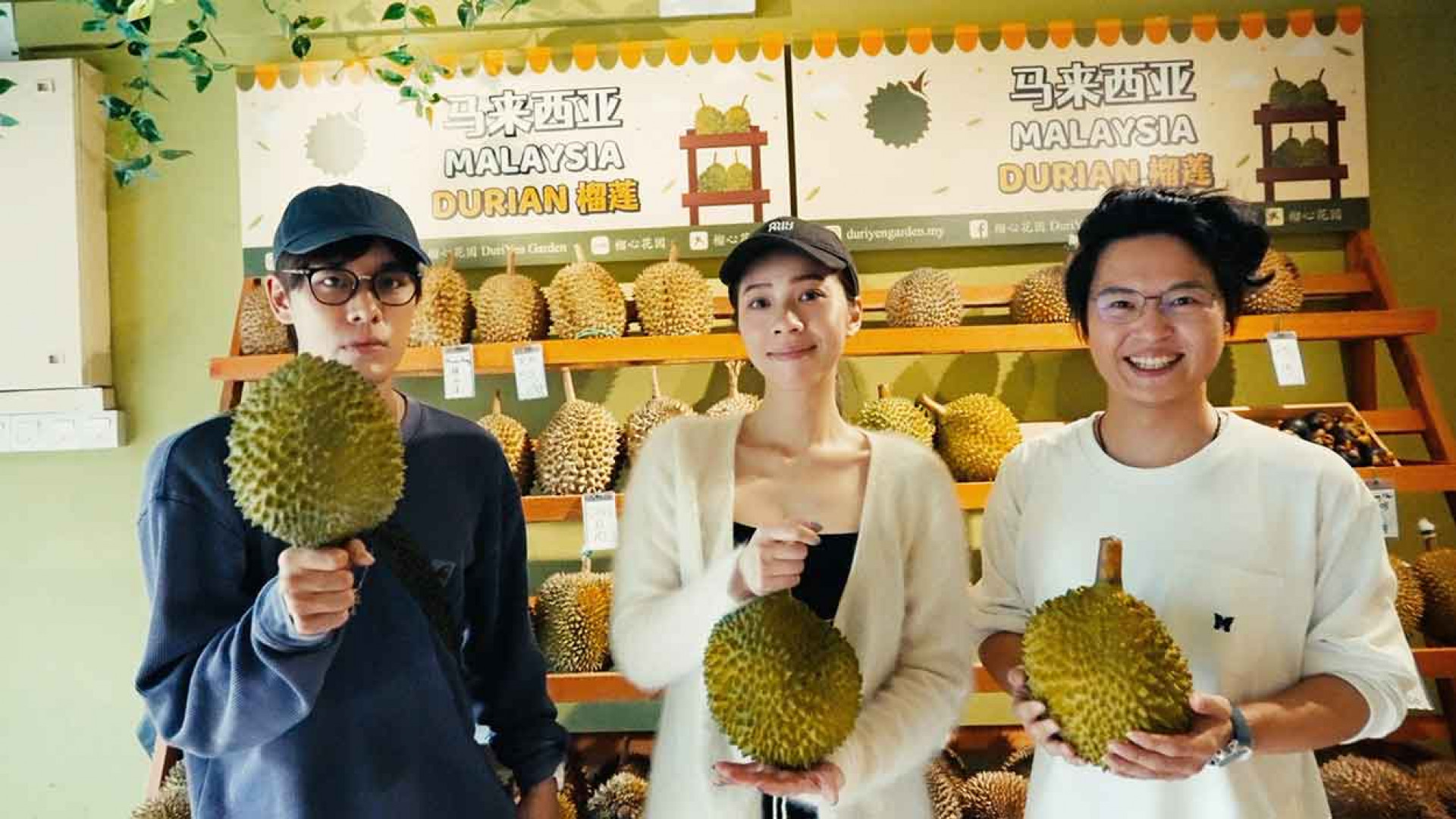 告五人吉隆坡實現「榴槤自由」,犬青嗨喊終於吃到新鮮貓山王。(相信音樂提供)