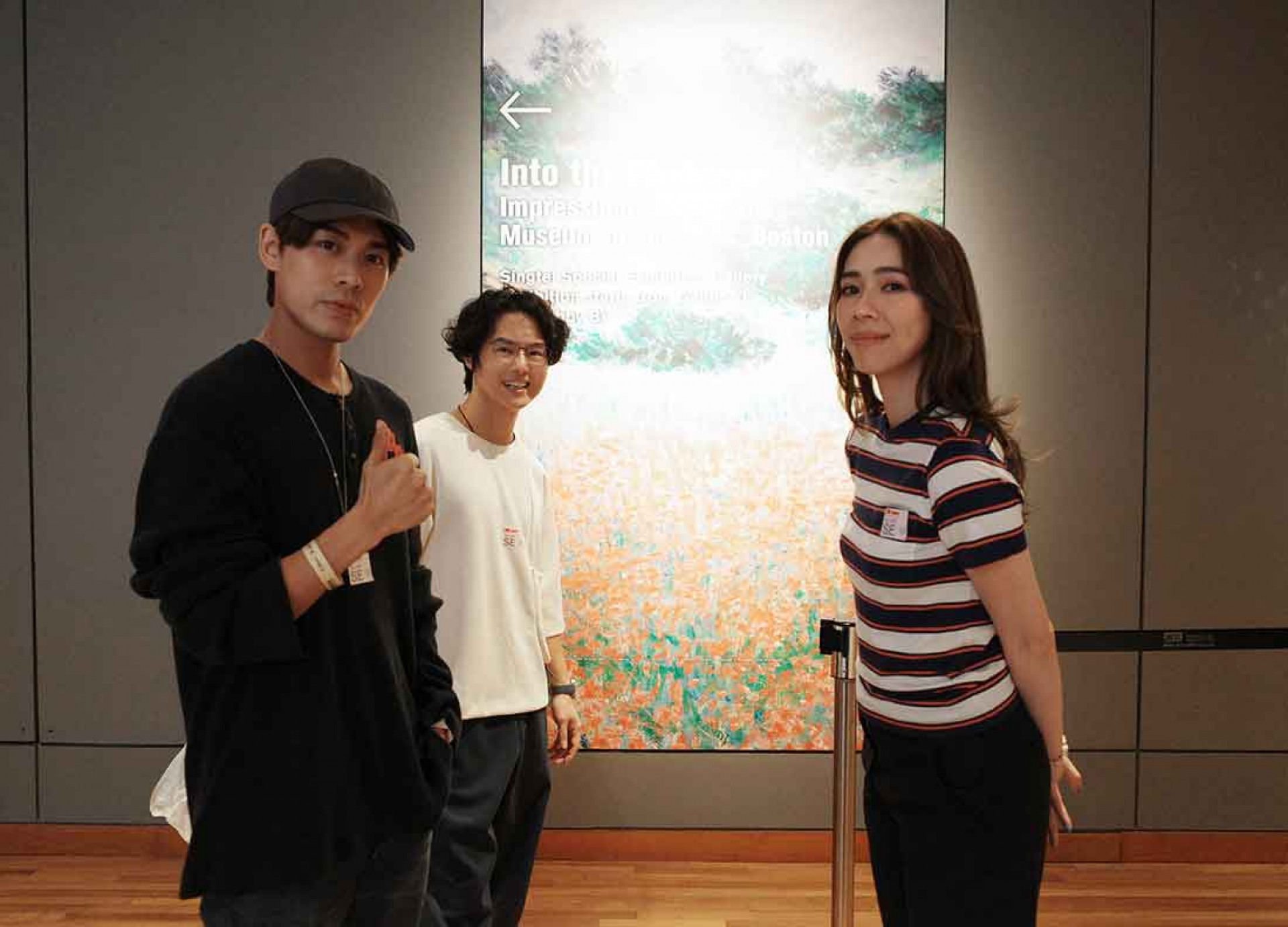 告五人抵達新加坡後,把握難得的空檔走進美術館看展覽。(相信音樂提供)