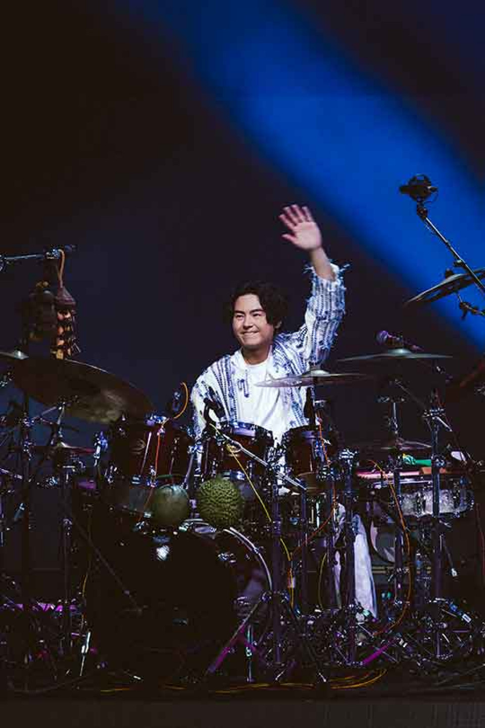 告五人哲謙鼓上哈蜜瓜、榴槤搶鏡同台登場。(相信音樂提供)