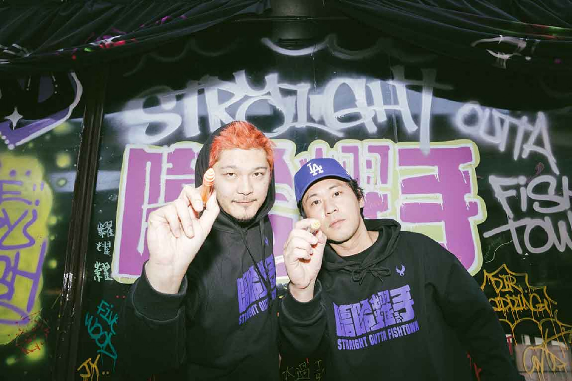 LEO王(左)跨界挑大樑認沒自信,與黃迪揚(右)之間的即興反應,讓他逐漸感受到表演的魅力。(英傑哆影業股份有限公司提供)