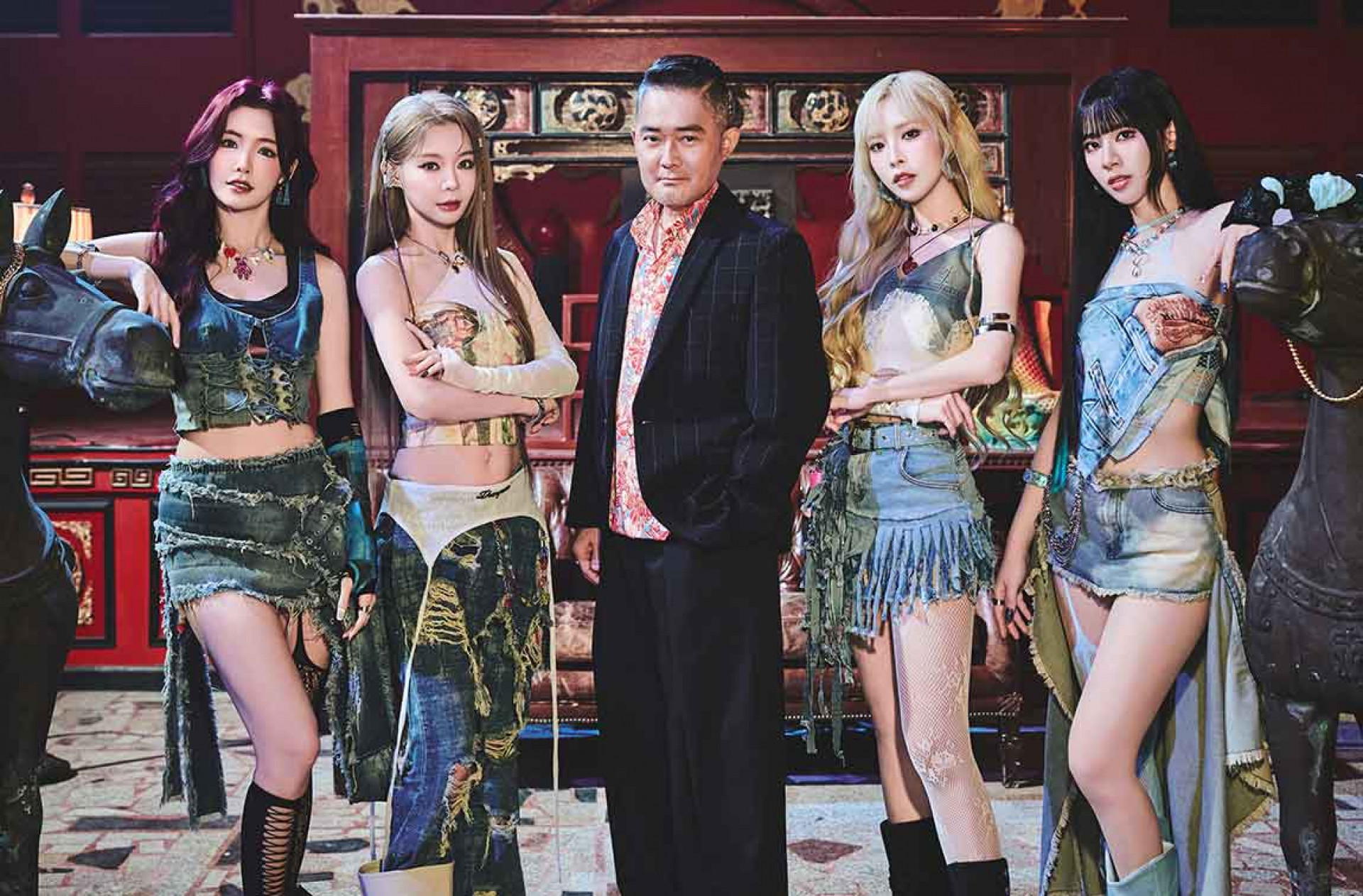 LUVSSI(左起：菲菲、Yuri、Rina、宋宋)與江國賓（圖_隻魚娛樂-提供）