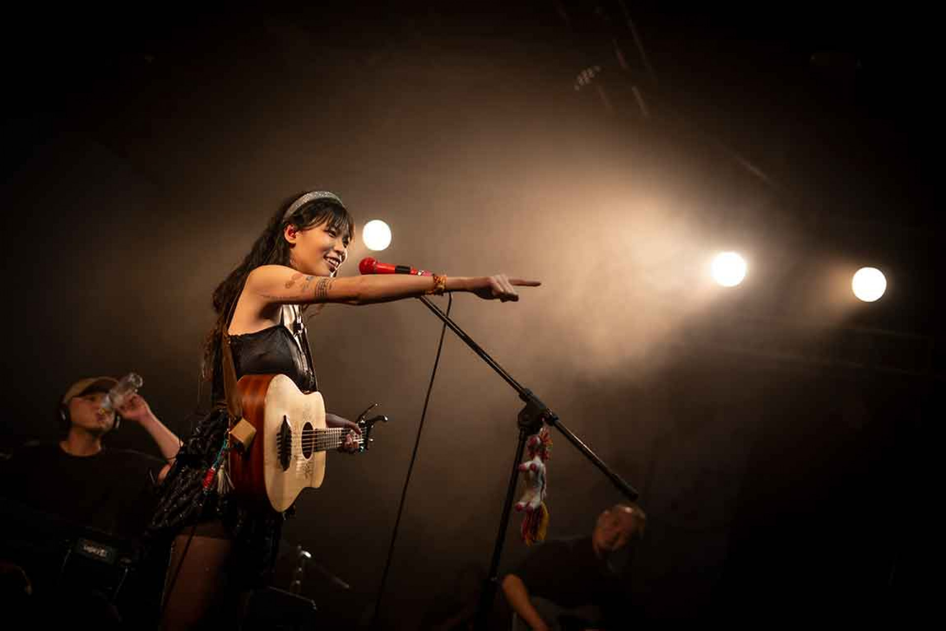 《Almost Maybes》以鄉村音樂為基底,卻不受風格限制,呈現出多層次的創作樣貌