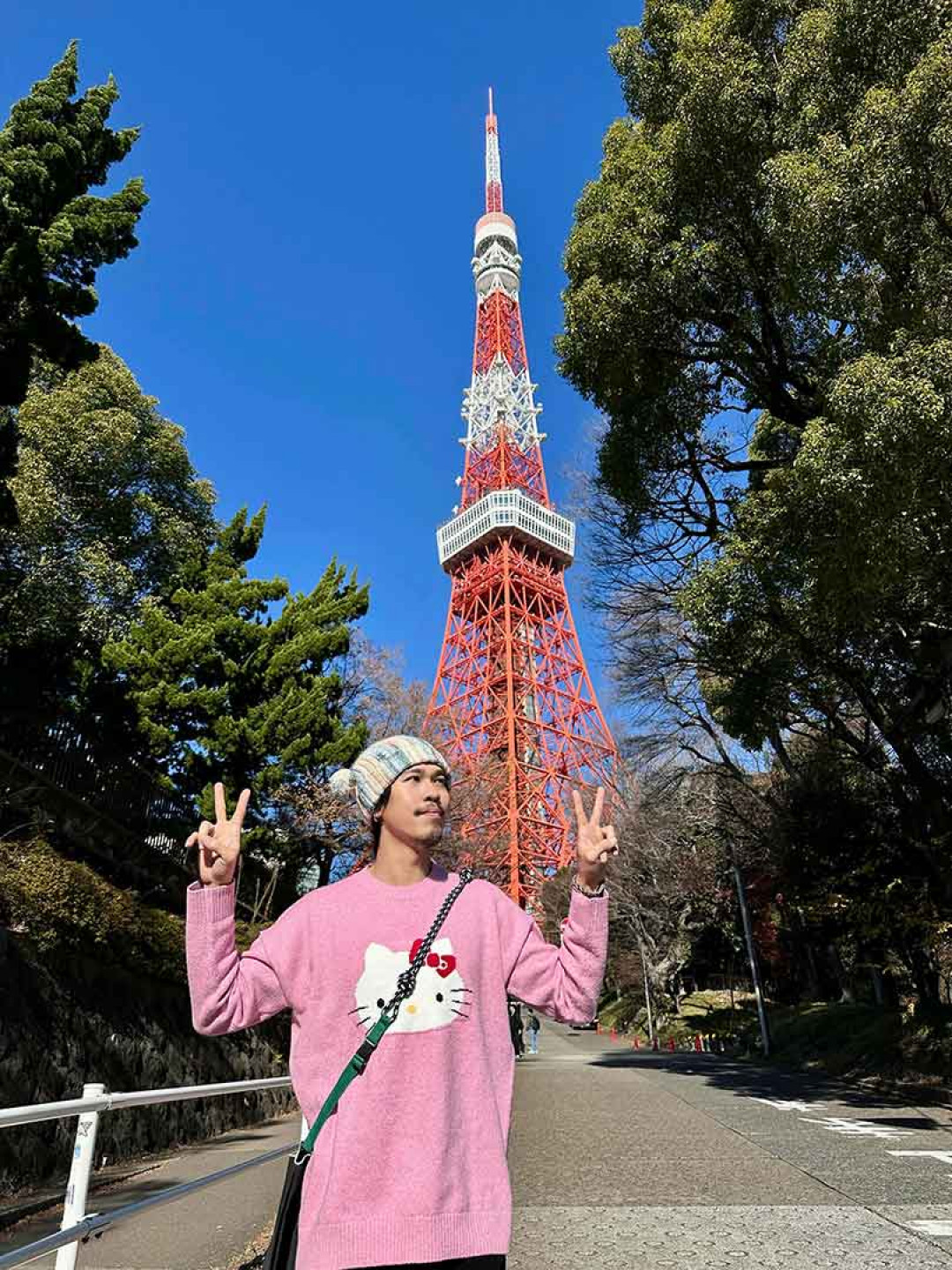 麋先生吉他手小B邊跑邊拍MV，足跡橫跨多個東京知名地標。（相信音樂提供）