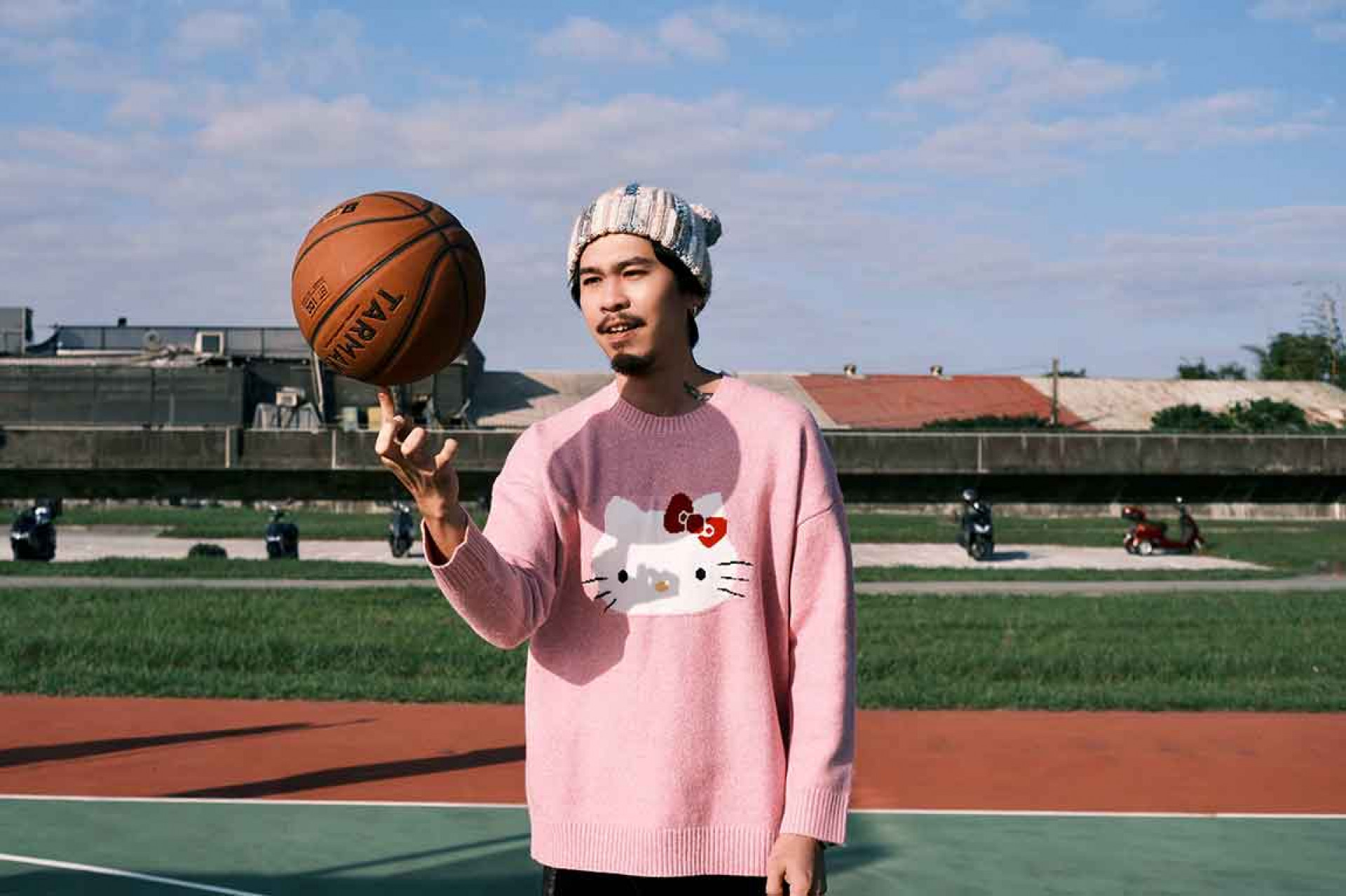 麋先生小B首度獨挑大樑,完美詮釋MV腳本真睡過頭,被虧「本色出演」。(相信音樂提供)