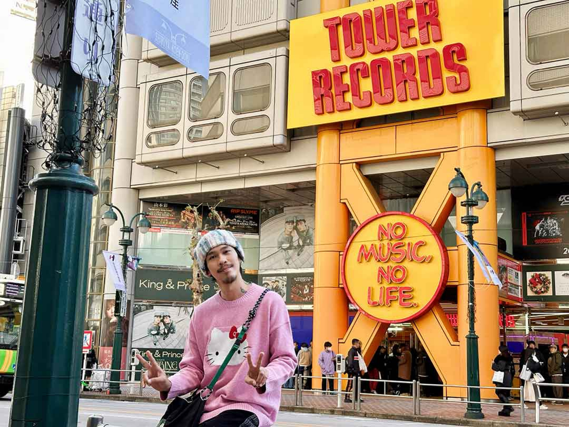 麋先生小B從台北狂奔到東京,身穿Hello Kitty童趣睡衣與熱血奔跑形成超強反差萌。(相信音樂提供)