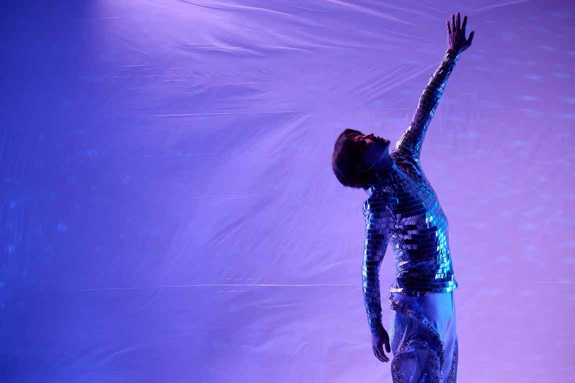 陳曉東在導演影像像迷幻風格象徵放下後的自由前行