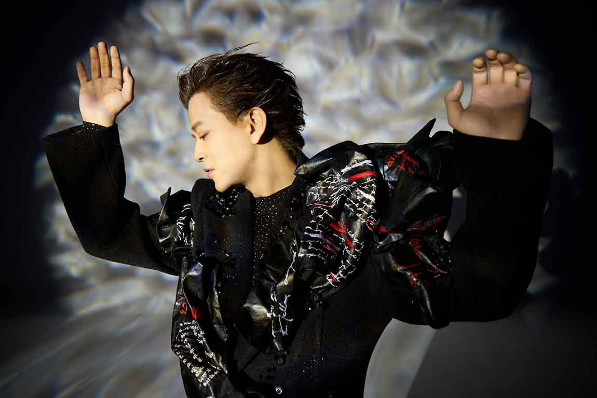 服裝設計師姚子裕（Kev Yiu）操刀將陳曉東手稿化為元素上身