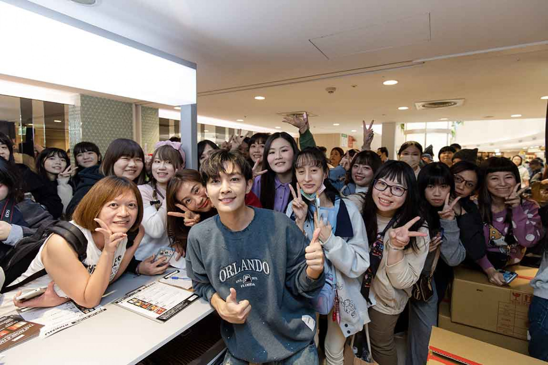 炎亞綸週末擔任火火選物一日店長,近距離互動寵粉 (晴空鳥提供)