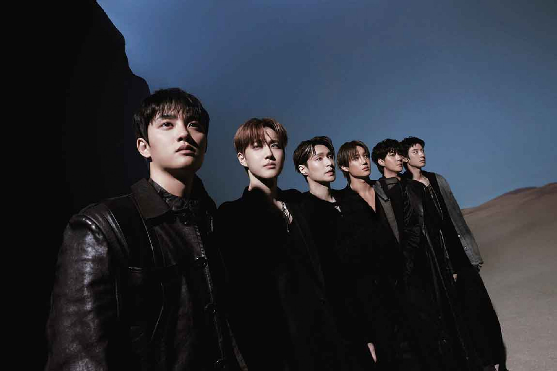 主打歌〈Crown〉是一首大膽打破曲風界線的硬派舞曲。