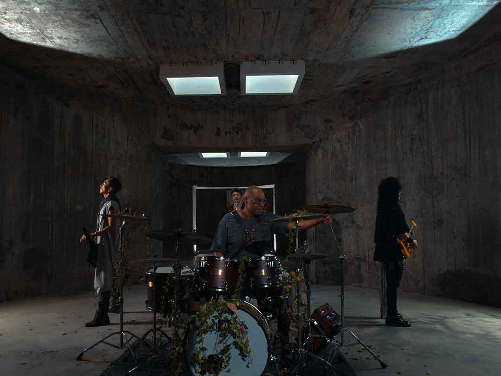 信樂團《反派》於廈門廢棄儲油槽與工業場景拍攝