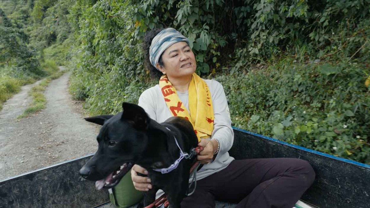 巴奈最新單曲〈Uninang，平安〉MV 重返內本鹿 背負 35 公斤行囊進行體能特訓