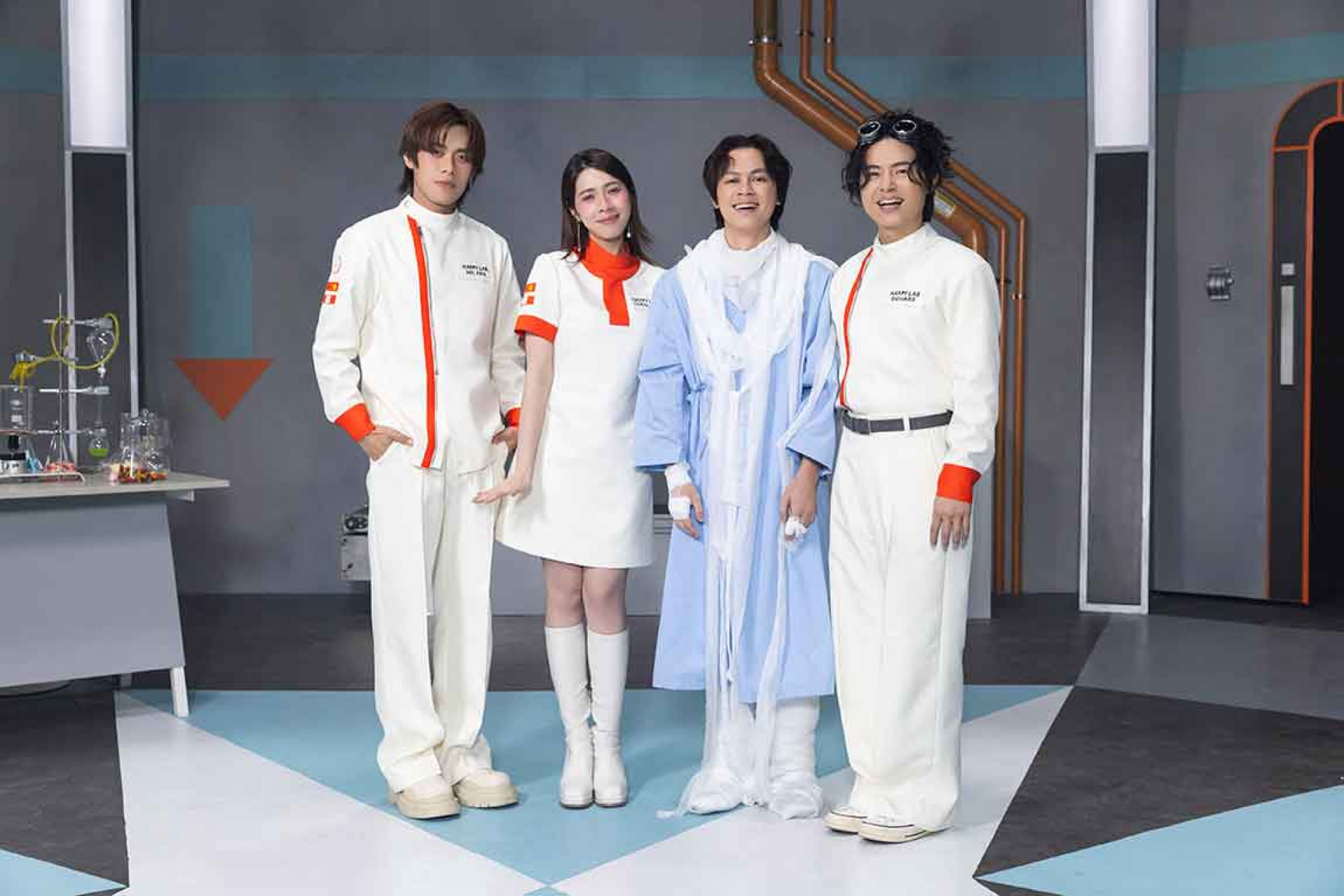 忍笑大挑戰！告五人拍MV全程面無表情、挑戰不笑演技 讚HowHow：冷面笑匠前輩。（相信音樂提供）