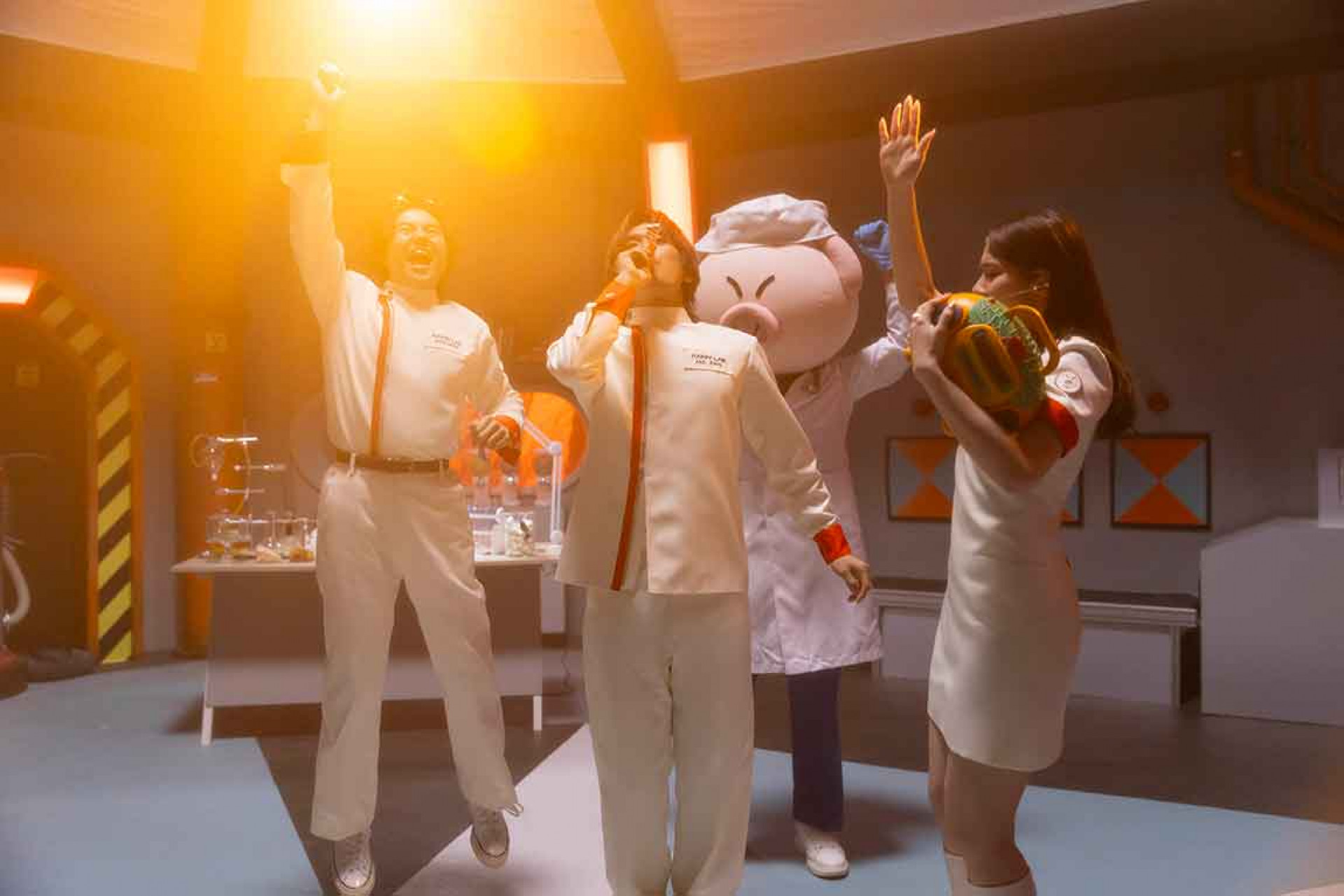 告五人飾演的研究員成功研發「快樂解藥」。（相信音樂提供）