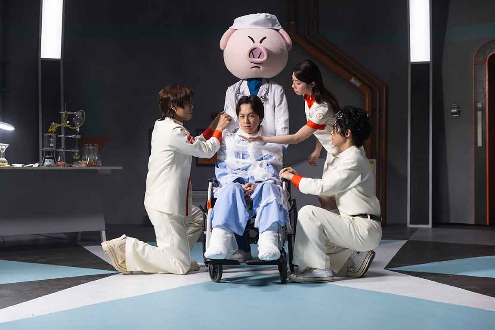 告五人邀百萬YouTuber HowHow蒙面扮重度病患 「坐著演」邊拍邊睡笑稱超舒服。(相信音樂提供)