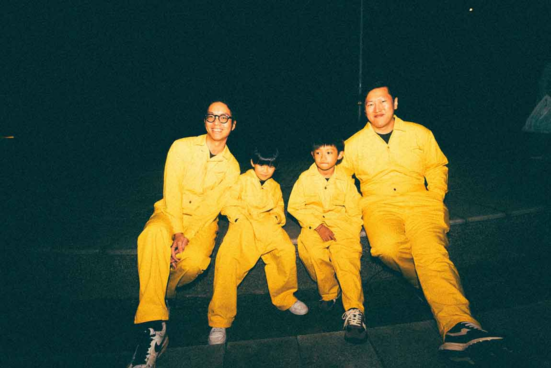 Flowstrong(右)與鄒序(左)合作電氣舞曲〈巧克力〉,與MV演員合影