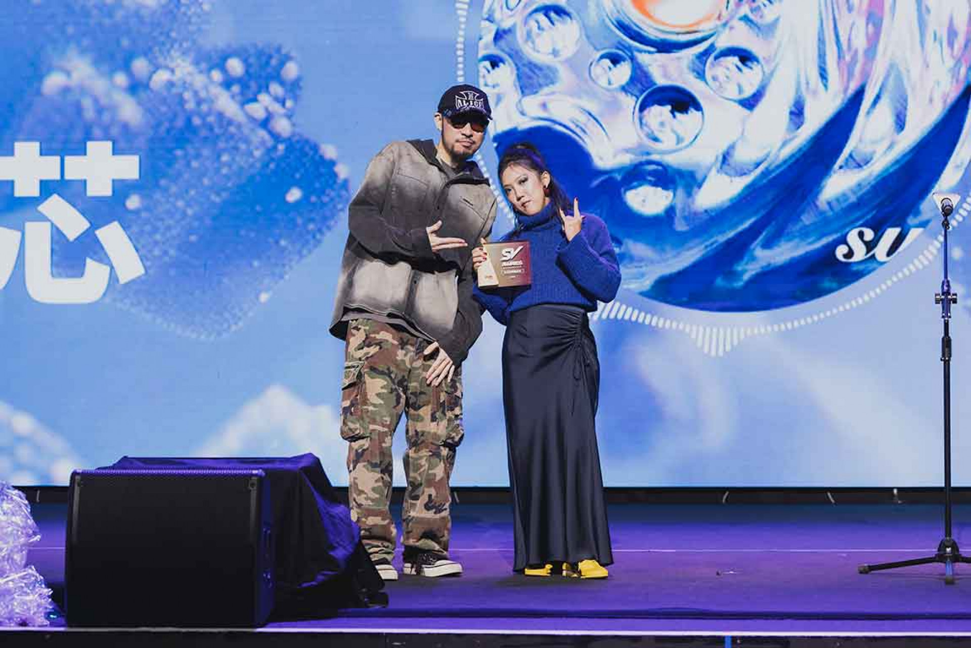 得獎人:李竺芯 with頒獎人 MC Hotdog熱狗