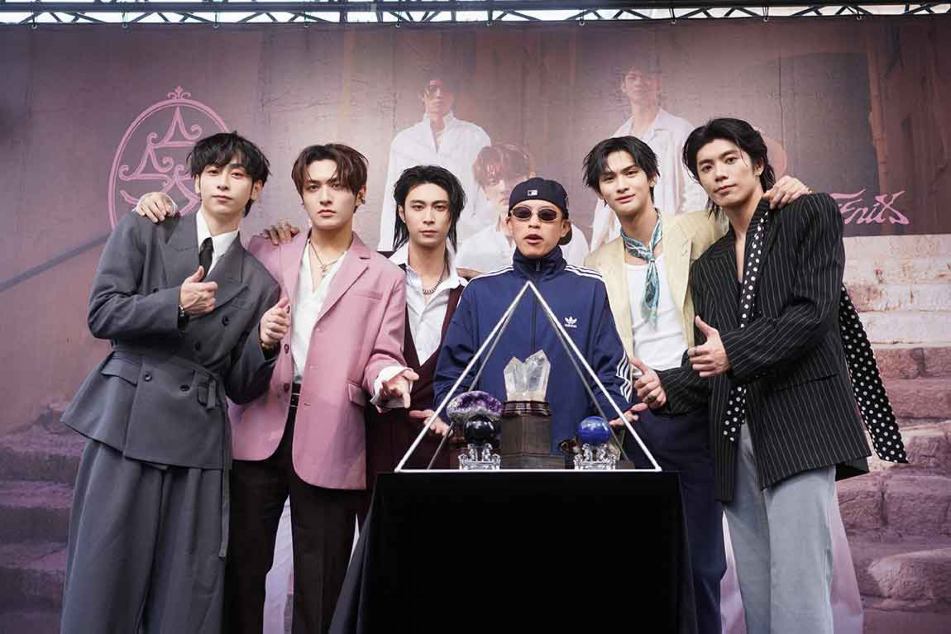 金曲製作人海大富(左4)驚喜現身FEniX台北簽唱會 特別獻上「鳳凰能量金字塔」水晶(圖／ 華納音樂提供)