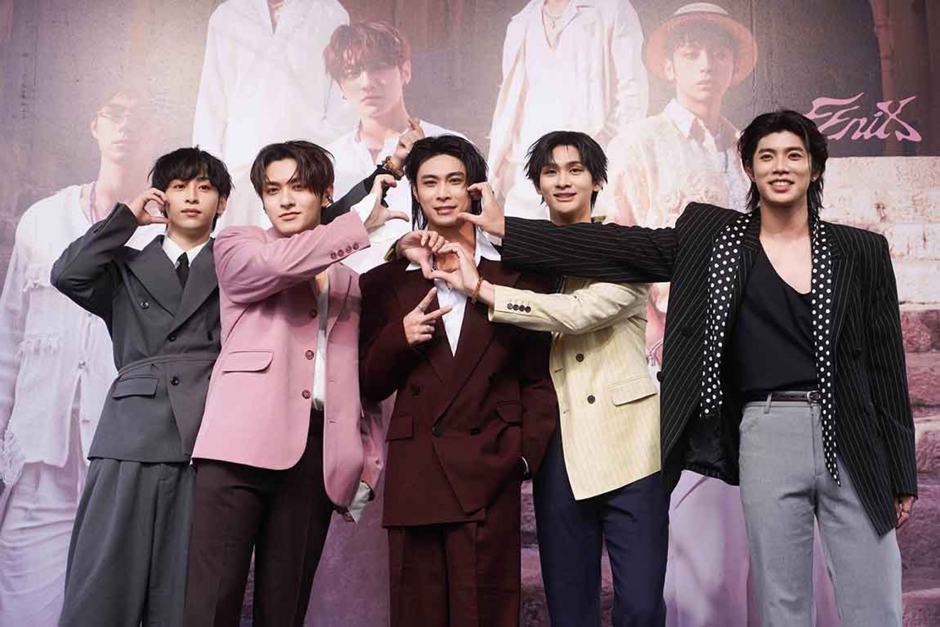 左起 FEniX 曹家齊、李承隆、Max徐彭臒、夏浦洋、陳峻廷簽唱會上近距離寵粉(圖／ 華納音樂提供)