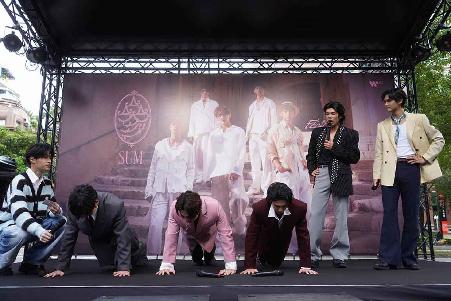 左起 主持人寶賤 FEniX成員承隆、MAX、家齊即將入伍,峻廷、浦洋當場化身嚴格學長(圖/ 華納音樂提供)