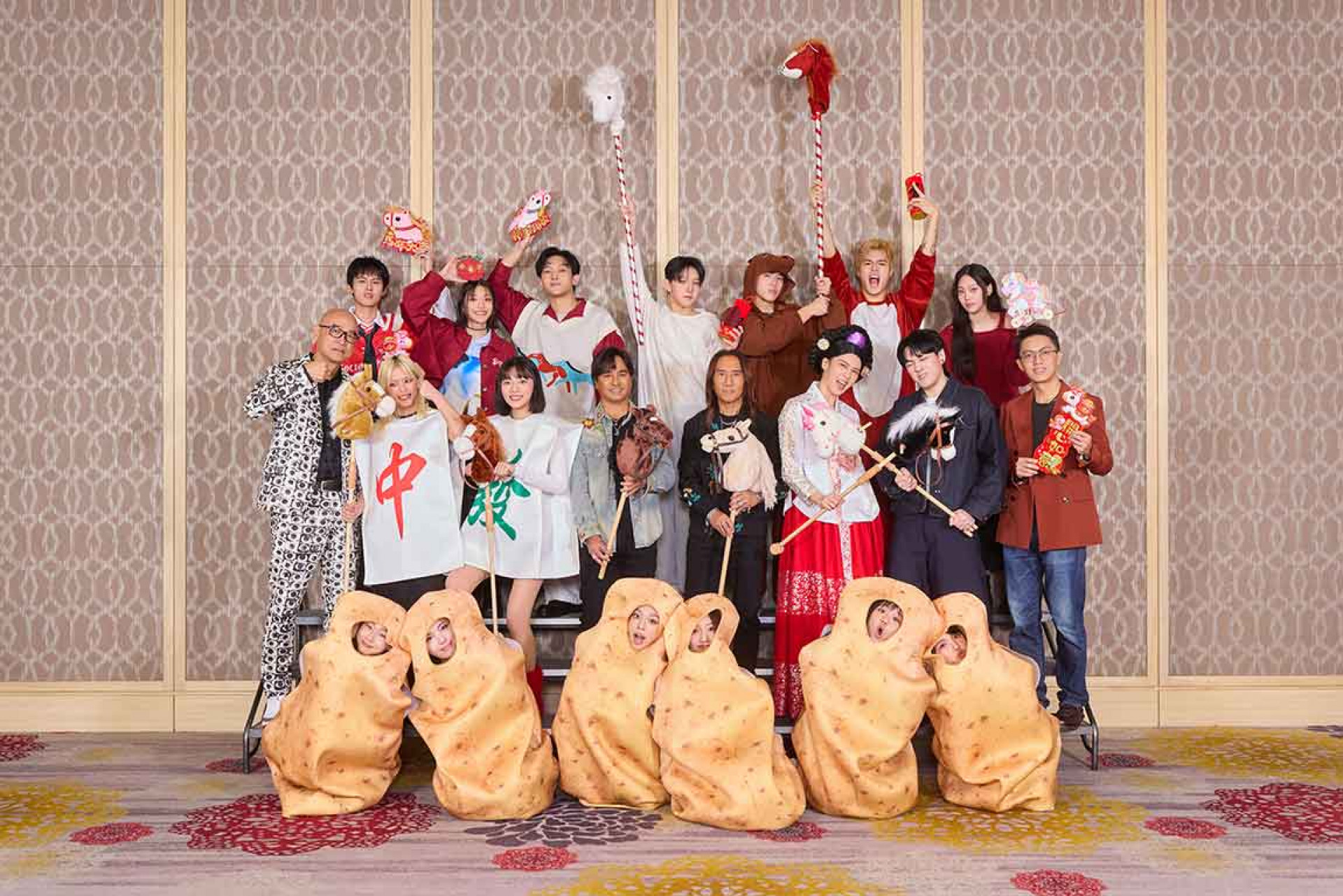 華研群星大合照 (前排: babyMINT/中排左起:王治平、JUD-陳泳希、木木、動力火車、曾沛慈、李友廷、林君陽/後排左起:沒有才能、+How李家皓、郭幼康、77Ke-柯棨棋、鄭馥儀)