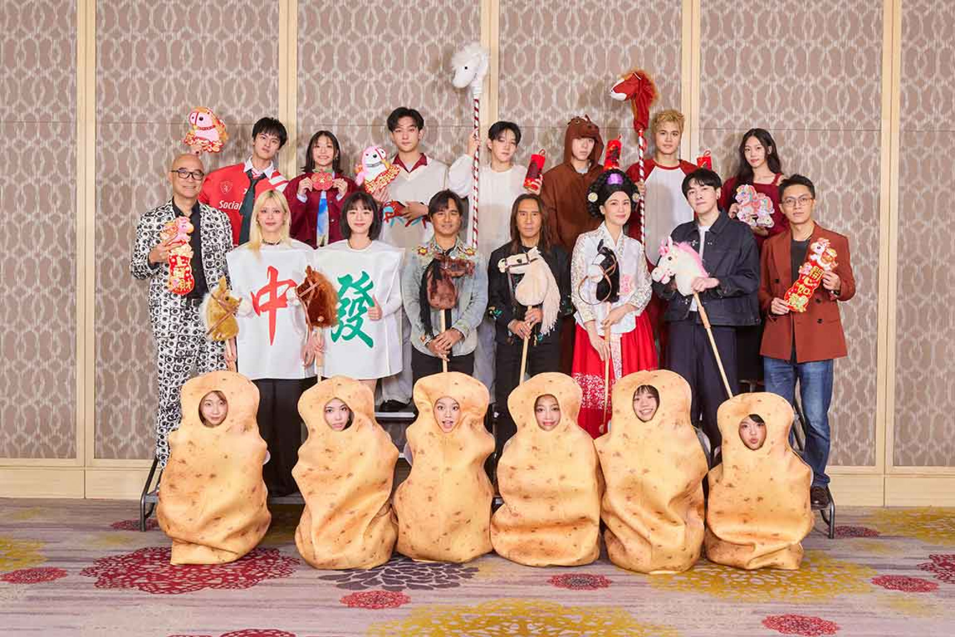 華研群星大合照 (前排:babyMINT/中排左起:王治平、JUD-陳泳希、木木、動力火車、曾沛慈、李友廷、林君陽/後排左起:沒有才能、+How李家皓、郭幼康、77Ke-柯棨棋、鄭馥儀)