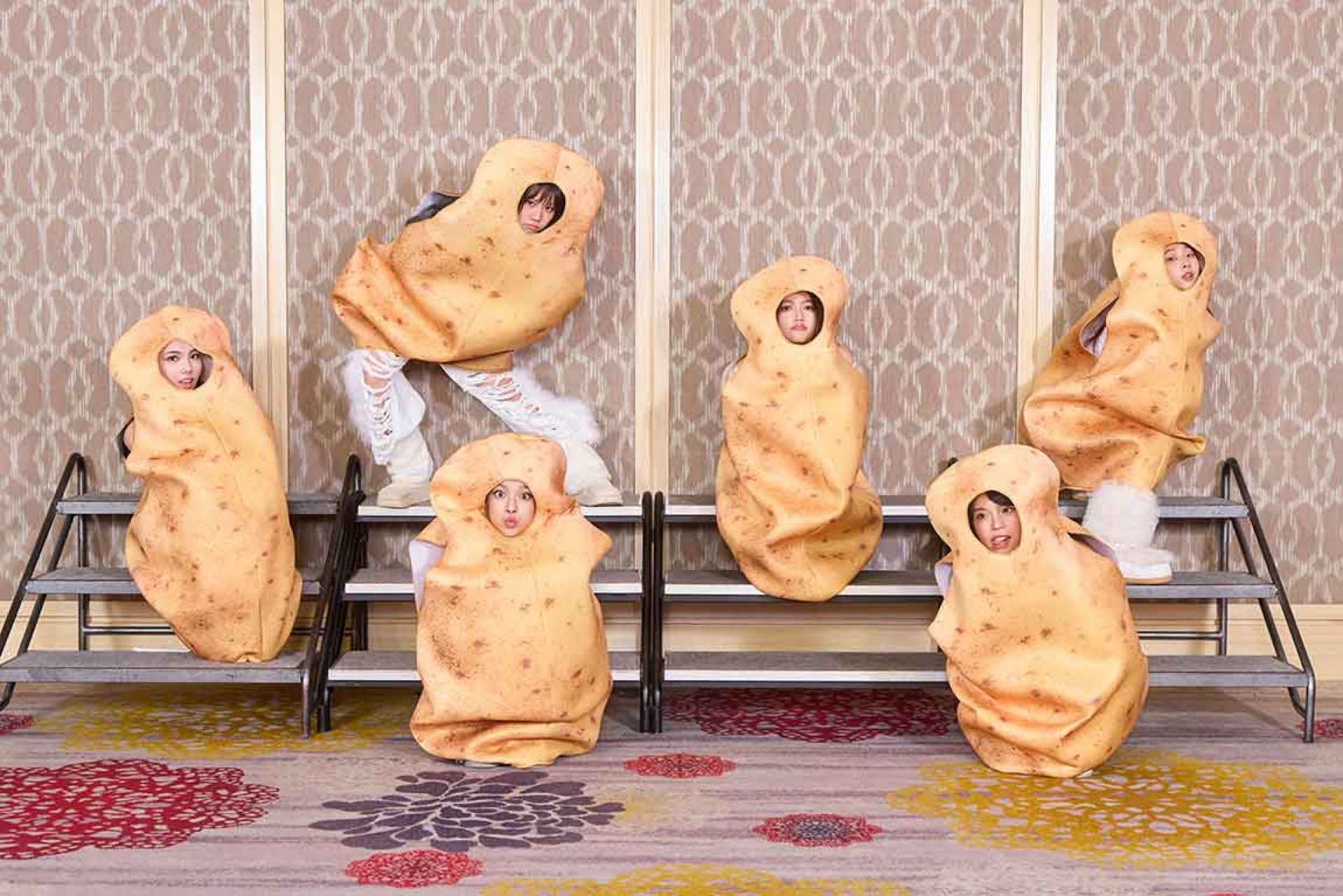 babyMINT再展現她們的搞怪模樣，扮成了「馬鈴薯」