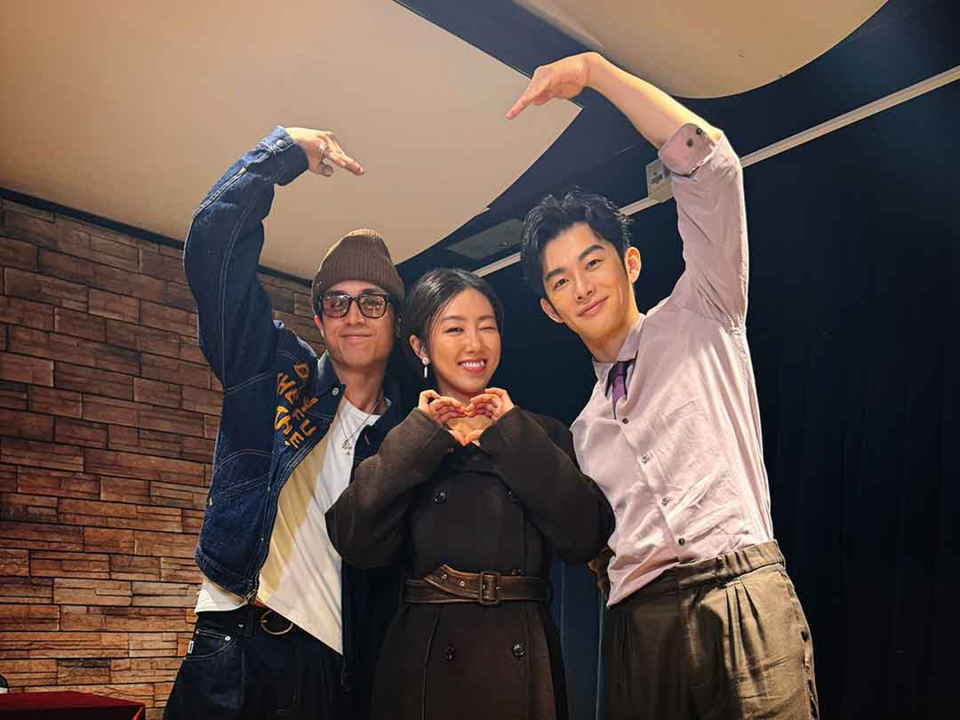 Anson Kong 江𤒹生(左1)驚喜現身由蕭子墨(右1)顏卓靈(中)主演電影《幸運閣》香港首映會 (三和娛樂提供)