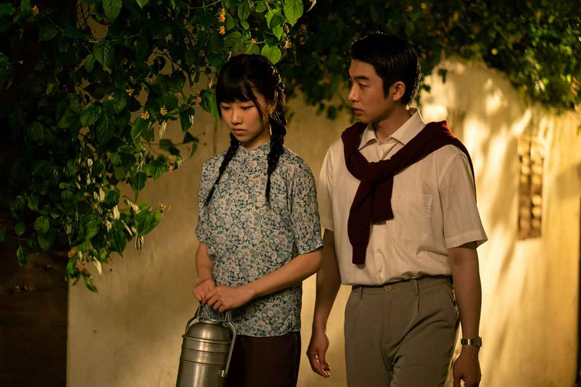 蕭子墨(右)在電影《幸運閣》裡與顏卓靈(左)以眼神對戲 情感更勝對話(三和娛樂提供)