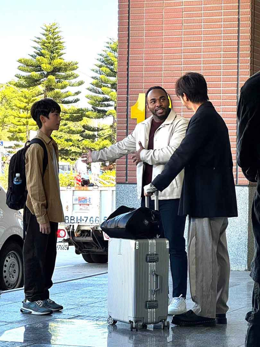 韋喆(中)《不如海邊吹吹風》與陳柏霖(右)對戲 跨足戲劇圈!(川流音樂提供)