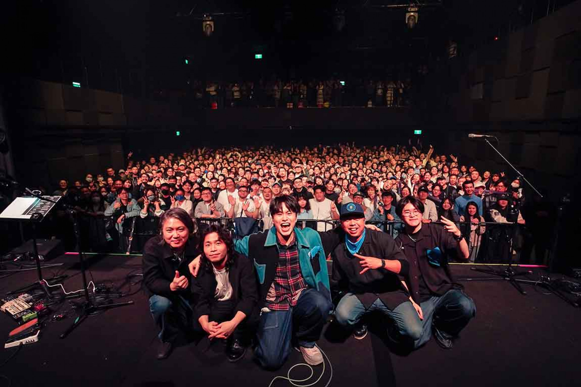 陳以恆與樂手、歌迷大合照（圖_ 持之音 提供）