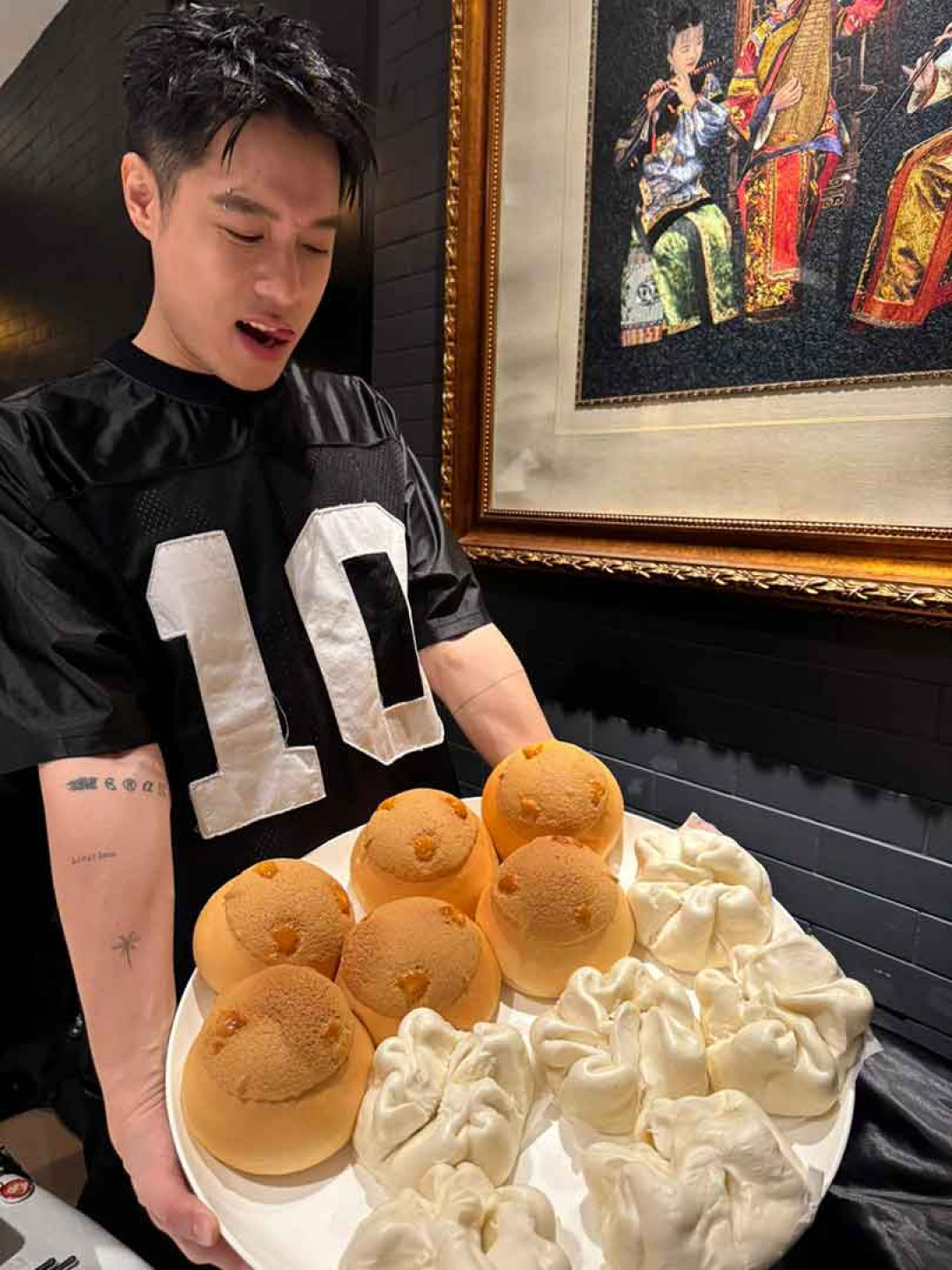 趁著工作的空檔，抽空品嚐心心念念的招牌菠蘿包、叉燒包