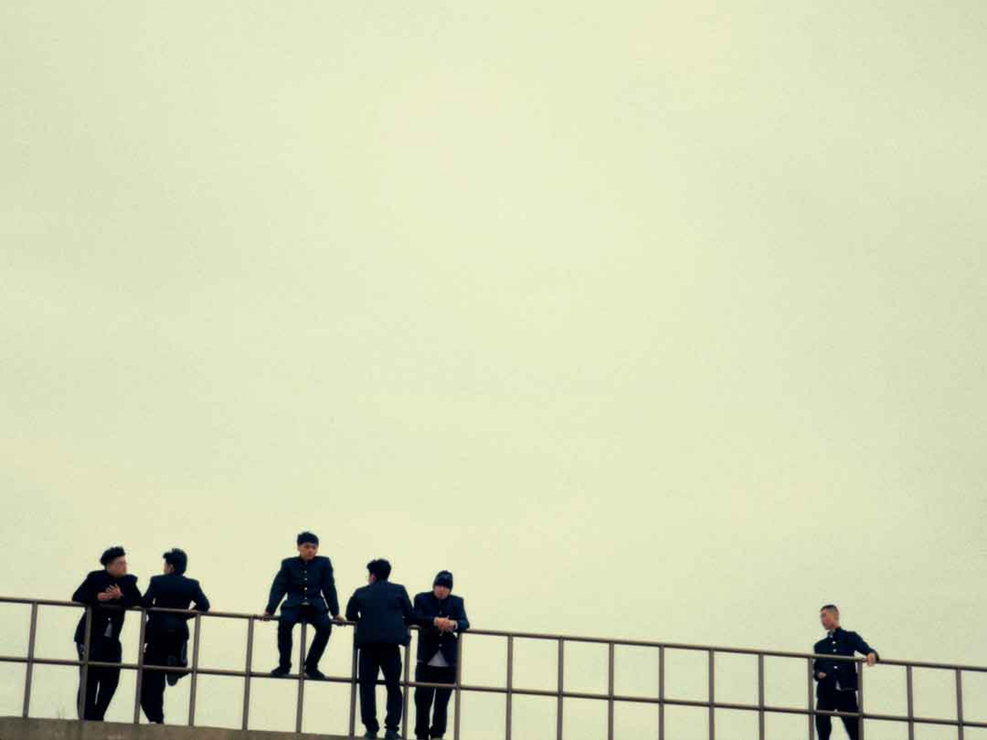 歌曲中自然地進行國語與台語的轉換，展現來自成長背景的真實樣貌。