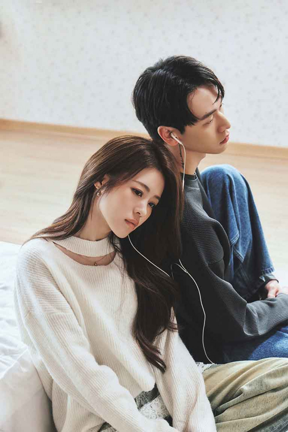 〈親近的陌生人〉概念視覺影像 親自演出疏離情侶 同戴耳機卻彼此無語 無關心