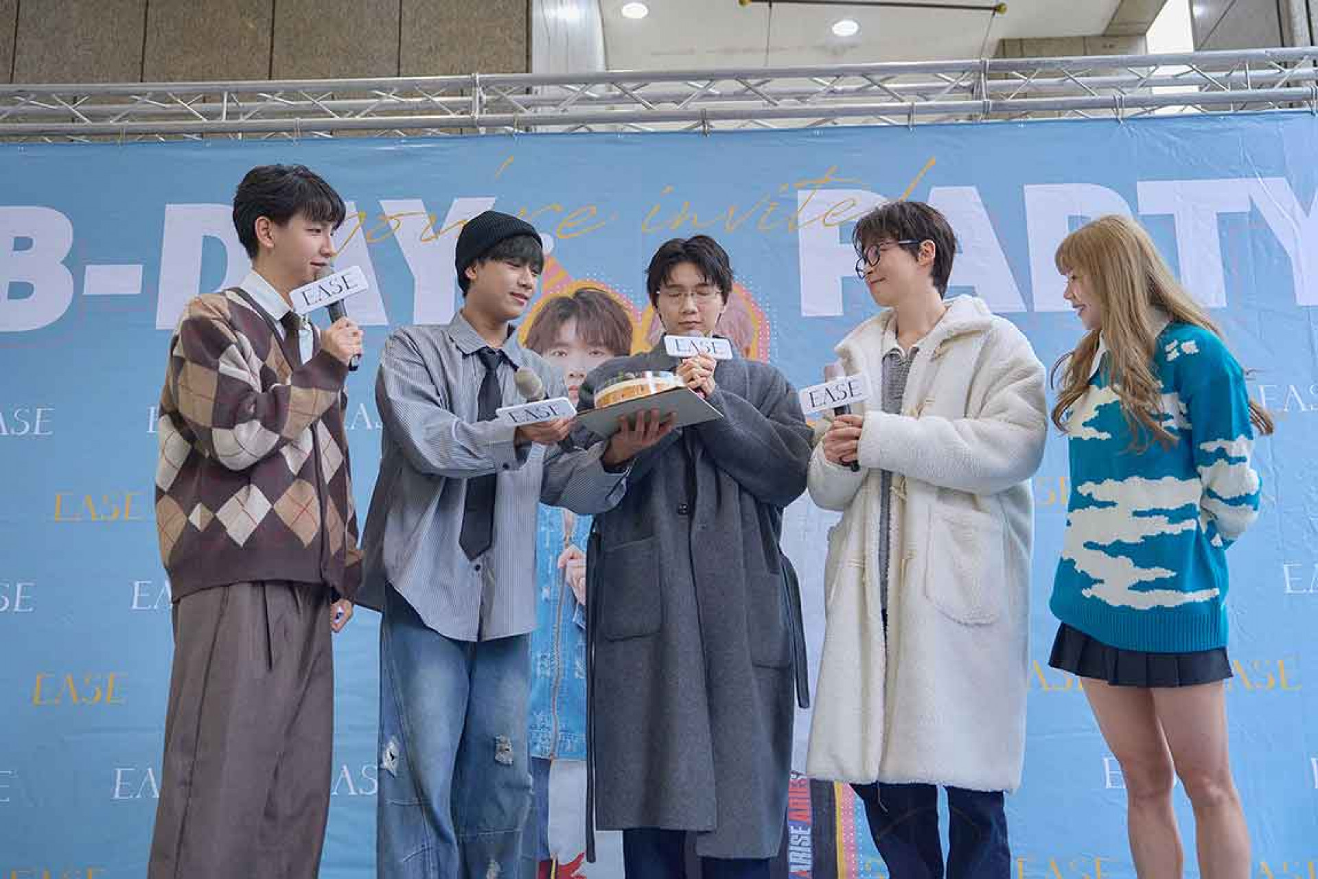 (左起)主持人詹仕偉、蘇偉、哲哲、瑋瑋、比熊一起幫壽星哲哲驚喜慶生(EASE 香氛 提供)