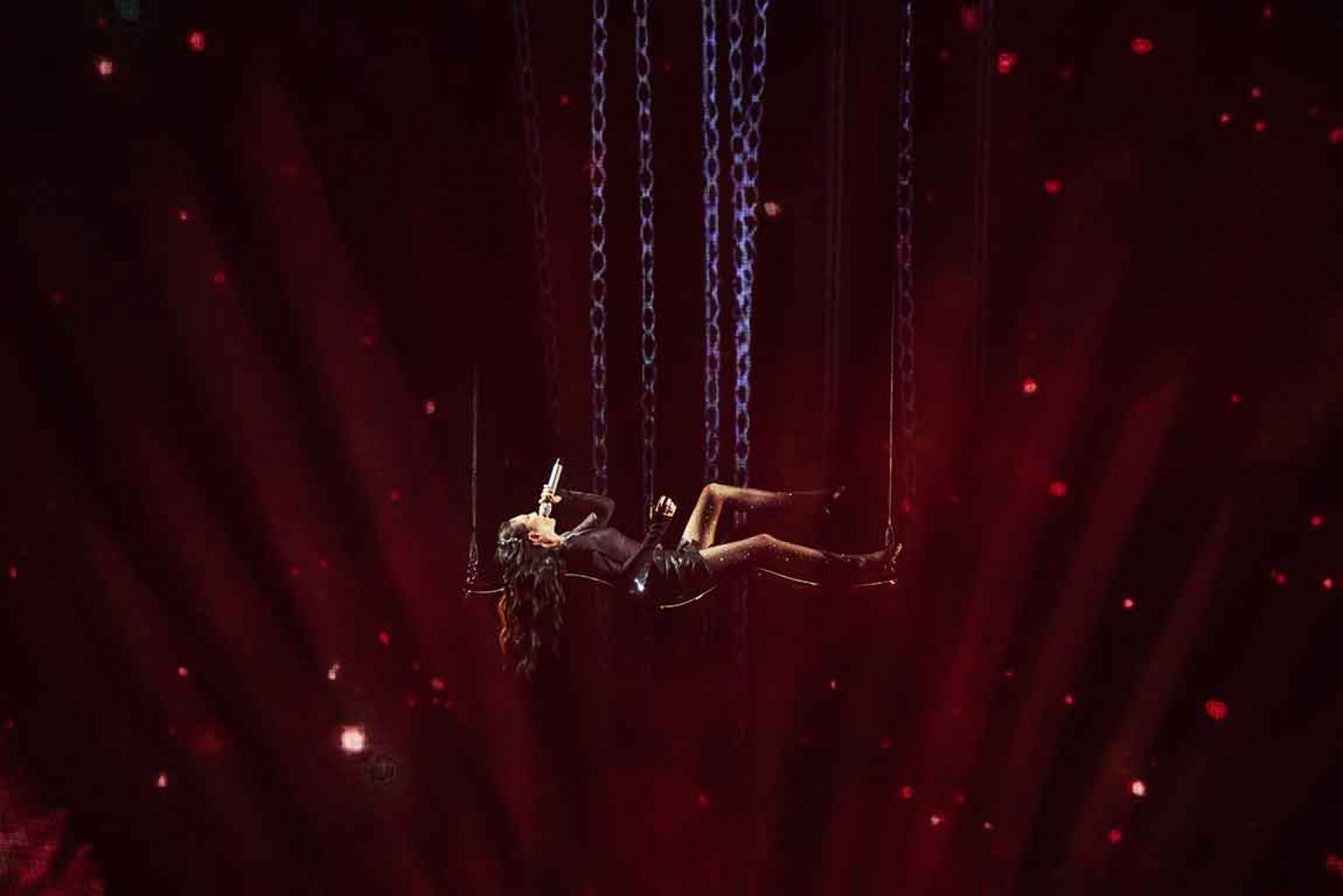 演唱會開場，魏如萱在半空中橫躺開唱〈隕石〉，震撼揭開序幕