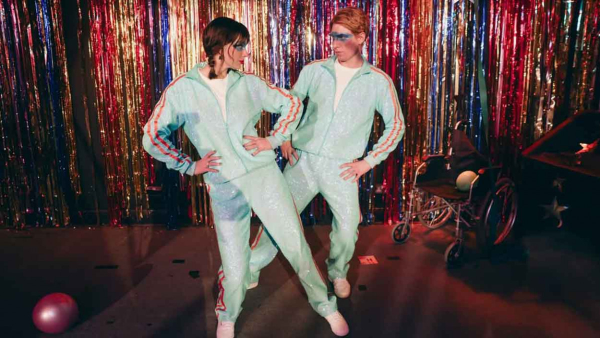 泰勒絲改寫業界傳統創紀錄！ 全新 MV〈Opalite〉邀請席尼墨菲、多姆納爾格里森重回 90 年代