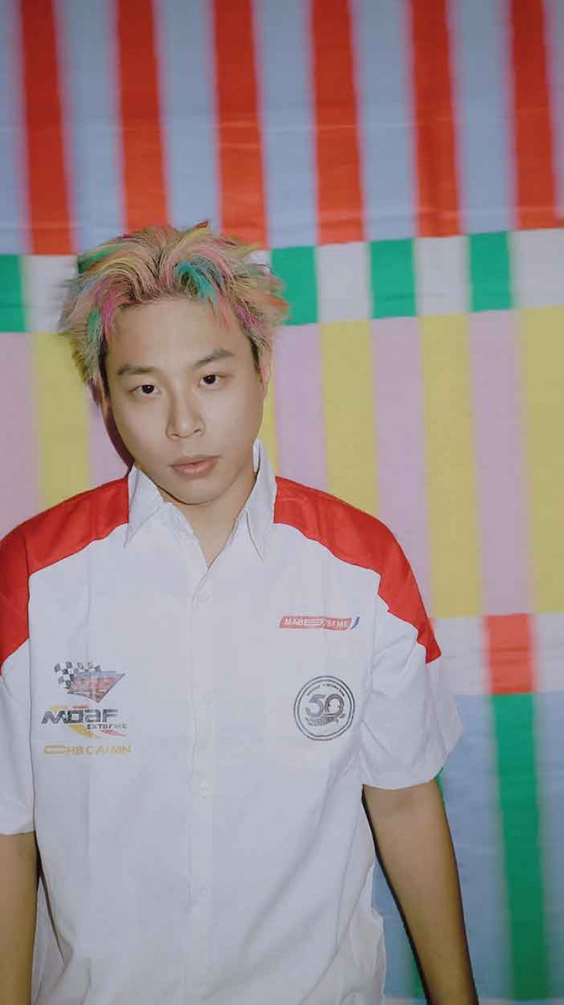 延續上一支單曲《宇你彤在》以女兒初生哭聲作為開場的家庭取樣傳統