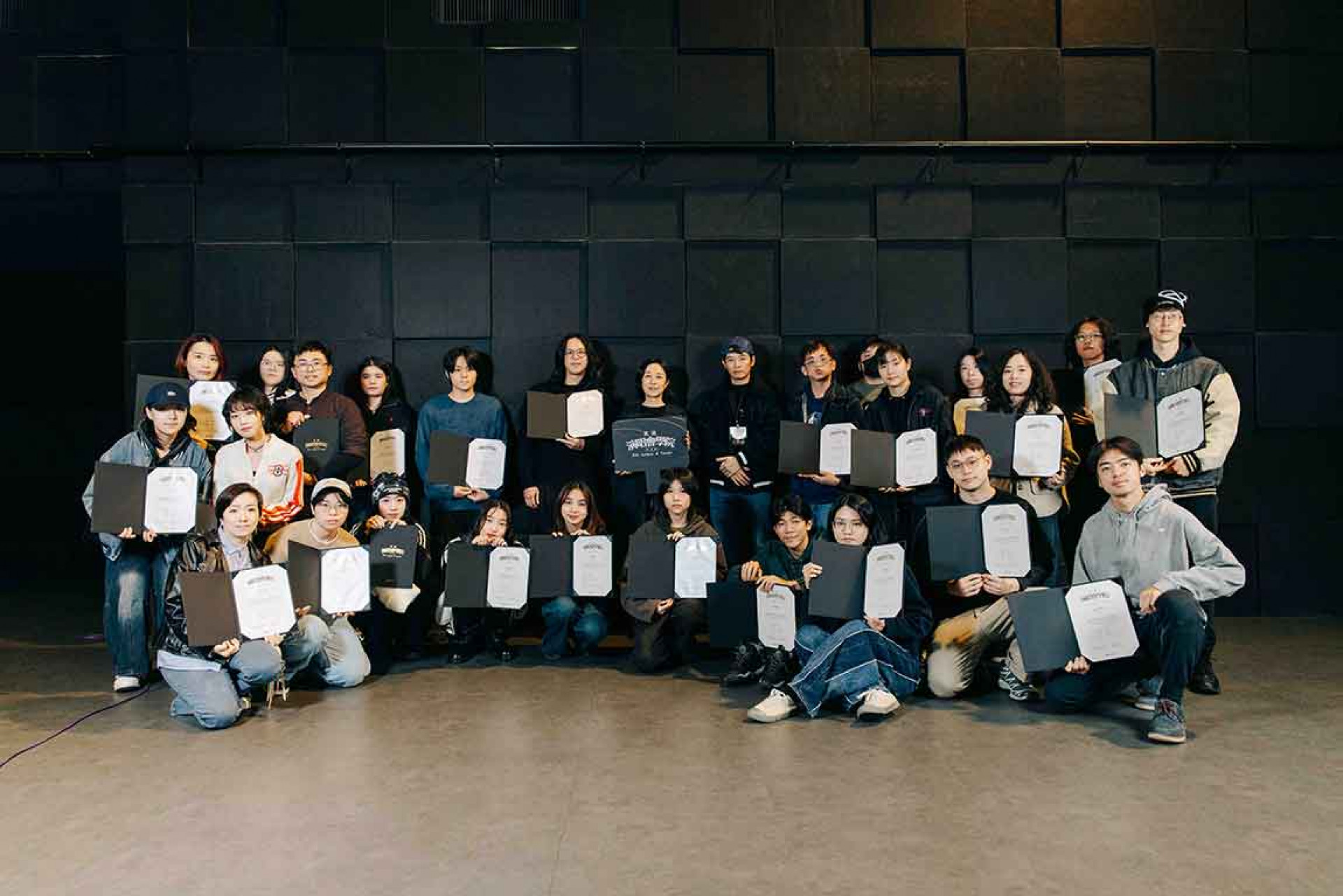 演唱會學院學員獲得北流董事長黃韻玲親自頒發的結業證書。圖/北流提供