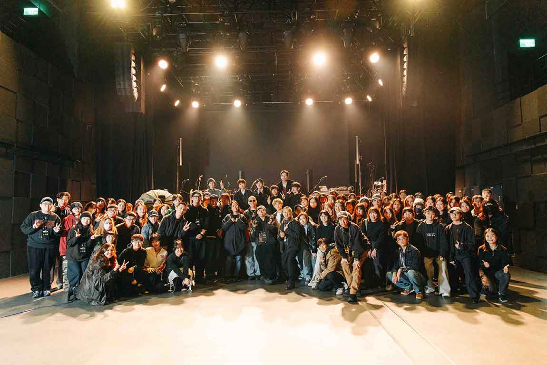 演唱會學院80名學員與金曲歌手呂士軒、王彙筑和北流董事長黃韻玲、執行長梁序倫等全體大合照。圖／北流提供