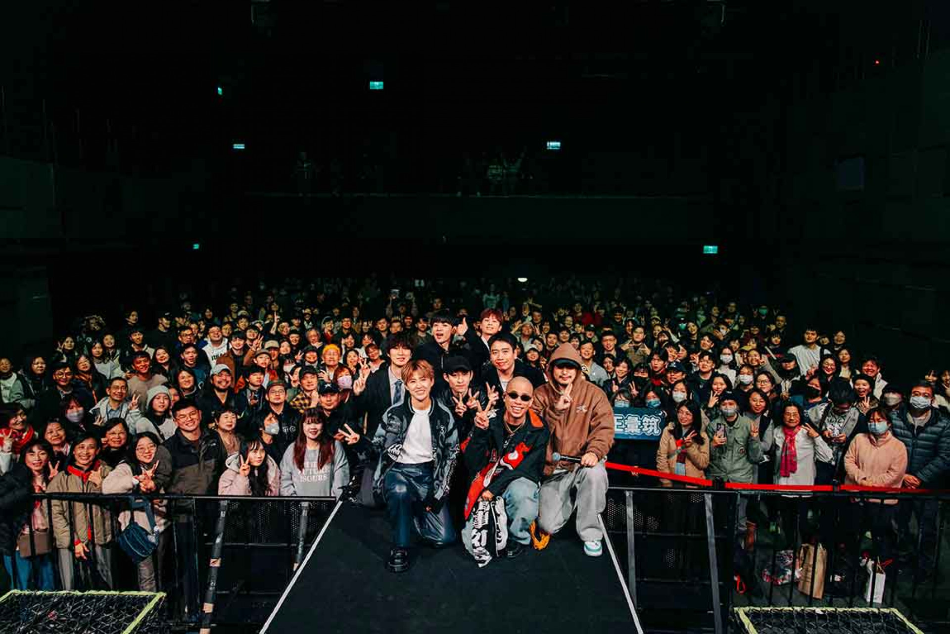 金曲歌手呂士軒、王彙筑於演唱會學院成果演出後在台上與現場民眾大合照。圖／北流提供