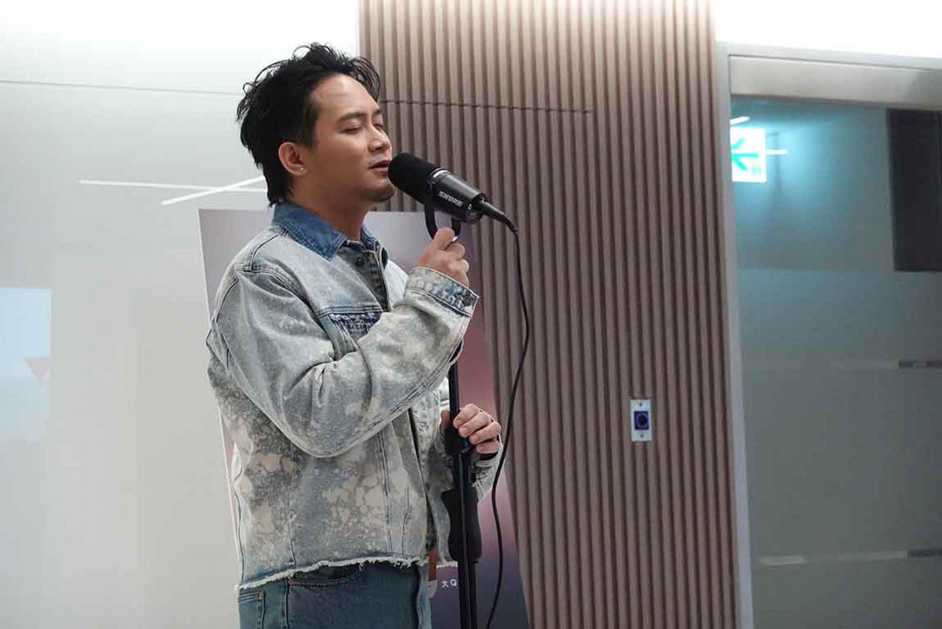 情人節前夕舉辦限定聽歌會 準備數十朵玫瑰將現場變「大型KTV」（圖_ 众悅娛樂 提供）