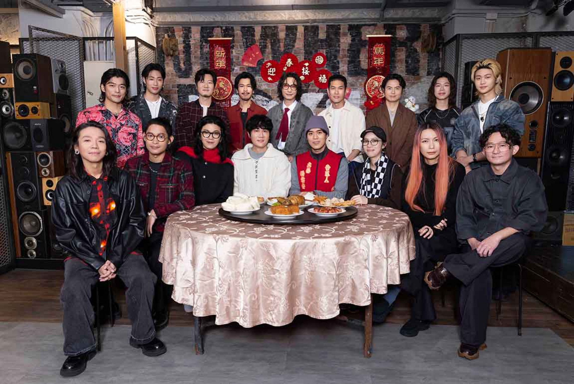 17位音樂人各自準備寓意滿滿的年菜,提前圍爐迎新春。(相信音樂提供)