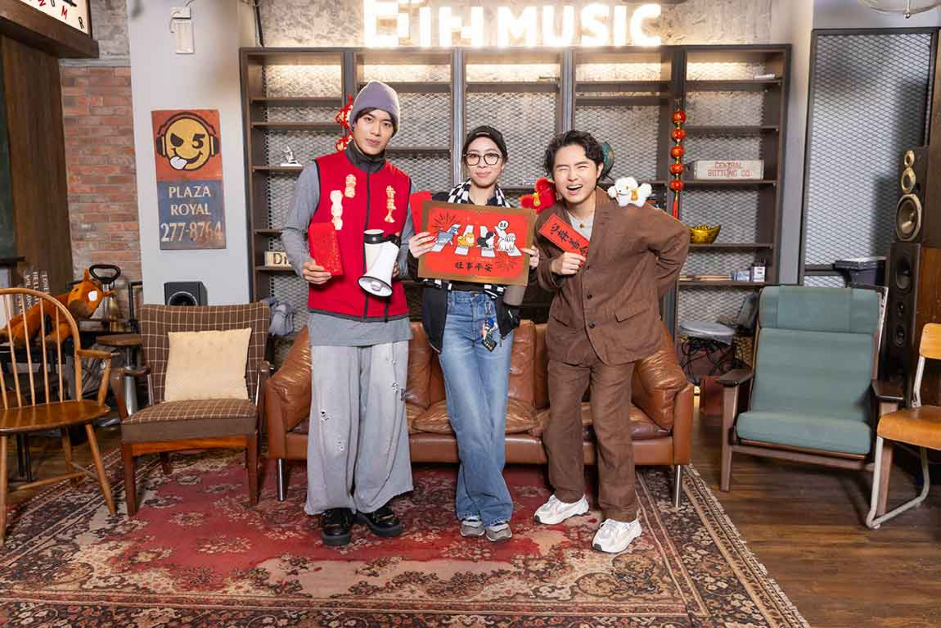 告五人神還原過年長輩造型笑翻全場。(相信音樂提供)