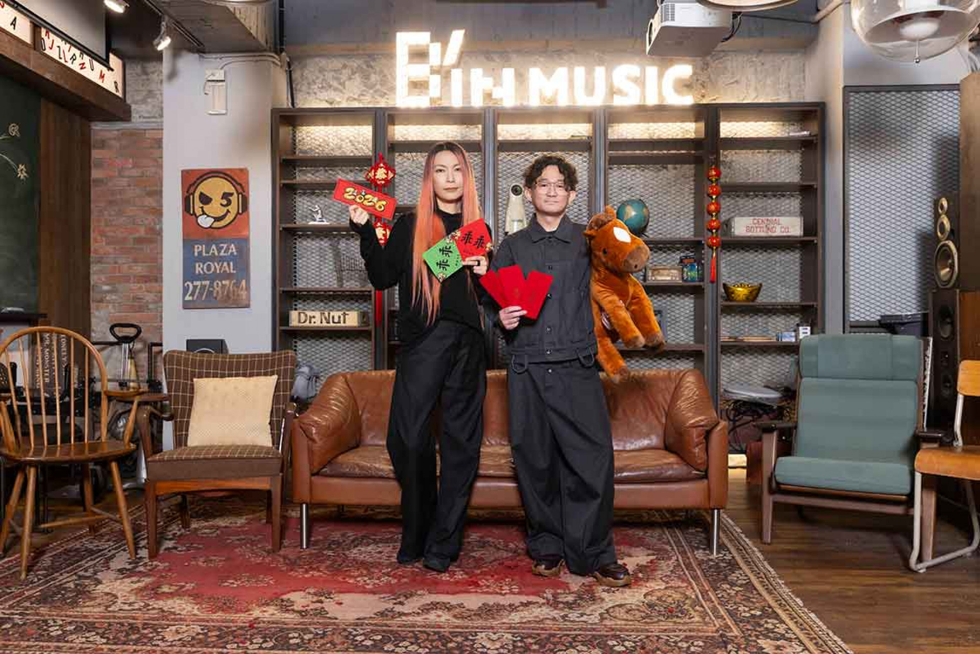 第八張專輯延續好運氣勢!Tizzy Bac端八寶年菜傳遞祝福。(相信音樂提供)