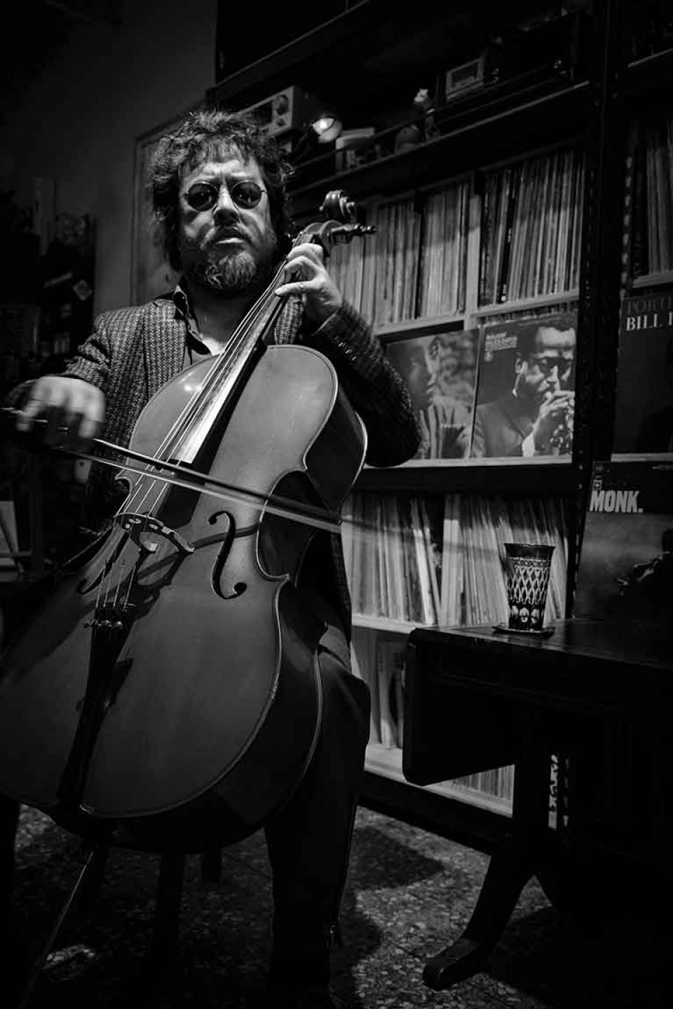 大提琴家范宗沛拉琴身影