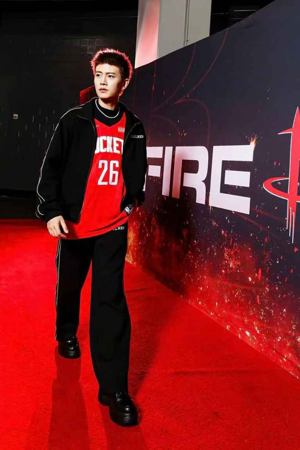 任嘉倫以「賽前開球＋中場表演」雙重身份登場