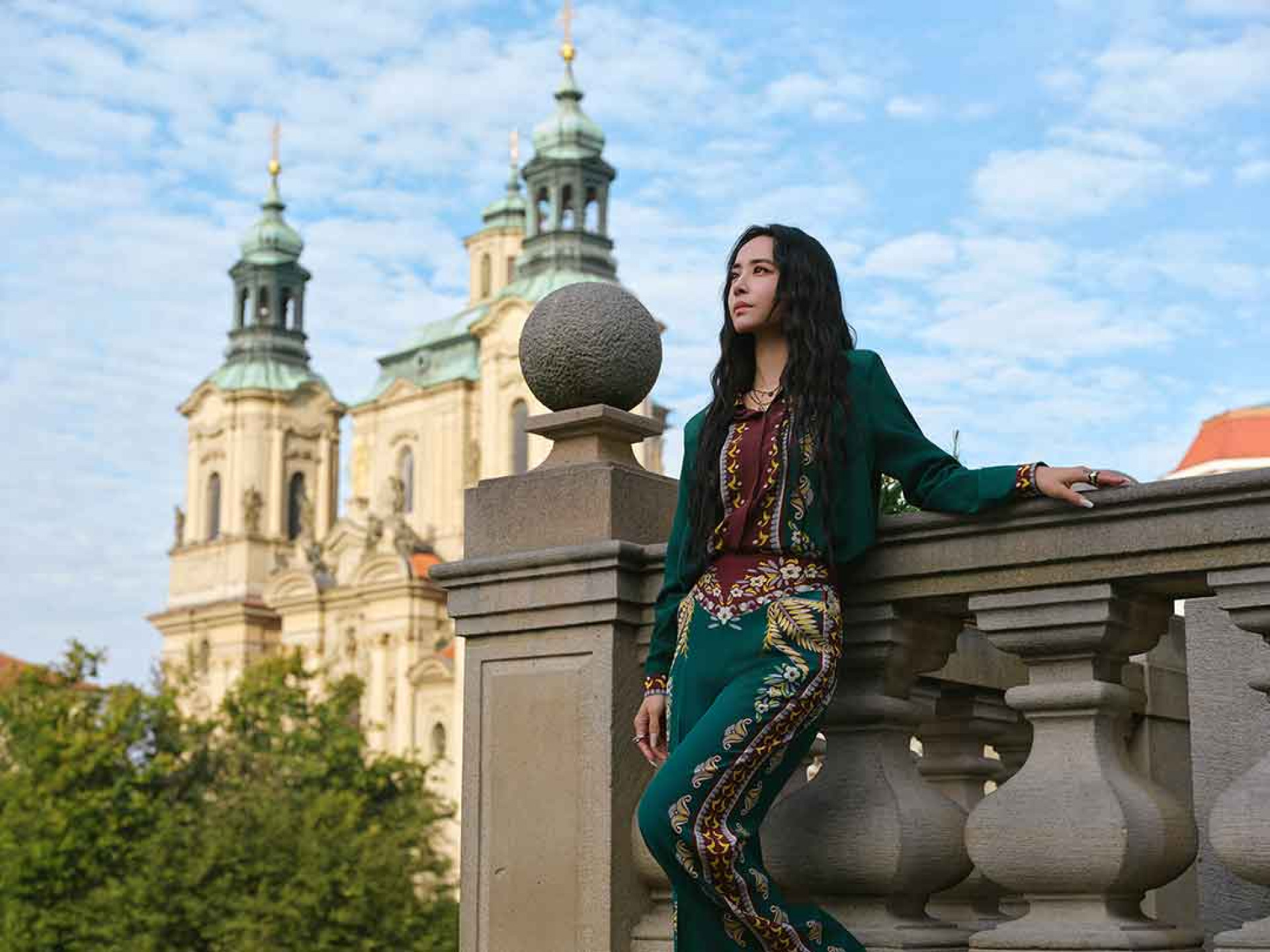 MV中，JOLIN實際走訪老城廣場、天文鐘，在伏爾塔瓦河遊船上欣賞查理大橋等景點